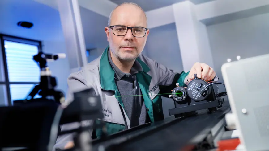 DEKRA Prüfingenieur führt Laserprüfung mit Messgerät im Labor durch