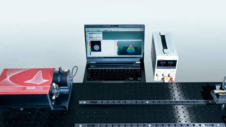 Computer für Laserprüfung im Labor