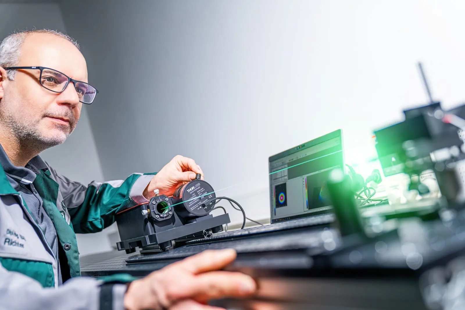 DEKRA Prüfingenieur führt Laserprüfung mit Messgerät im Labor durch
