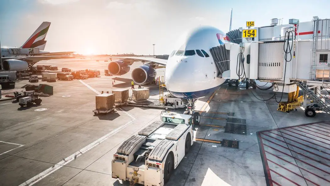 Be- und Entladung eines Flugzeugs am Flughafenterminal