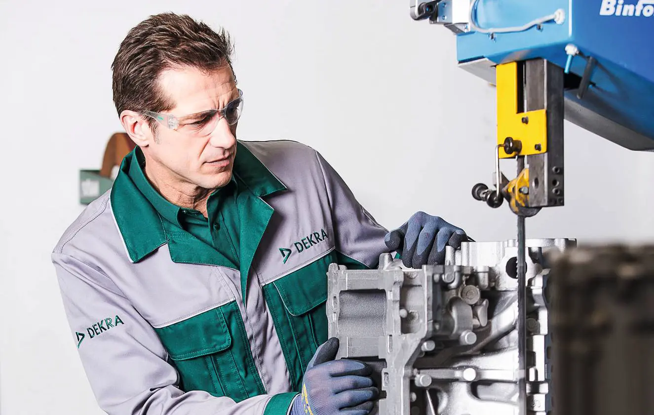 DEKRA Laborexperte bei der Bauteilprüfung