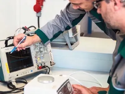 DEKRA Sachverständige prüfen Medizingeräte in einer Arztpraxis