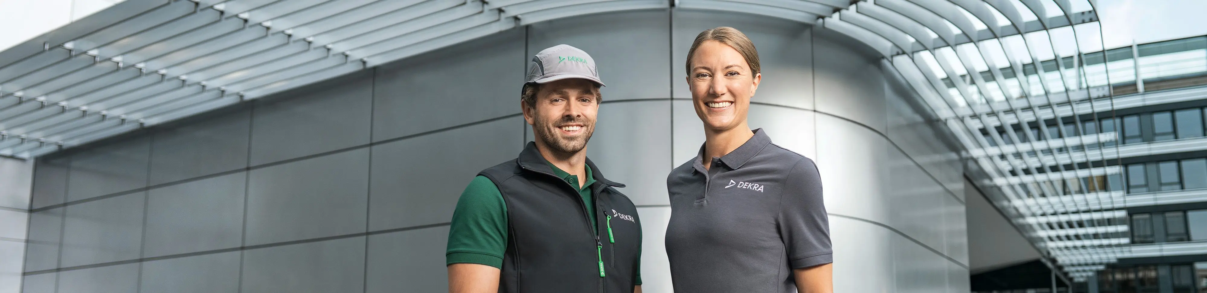 Zwei Personen in DEKRA Arbeitskleidung