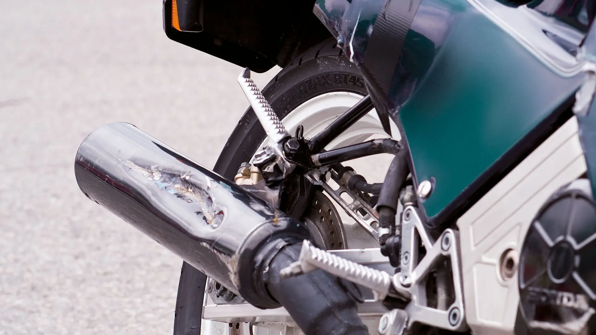 Beschädigter Motorradauspuff