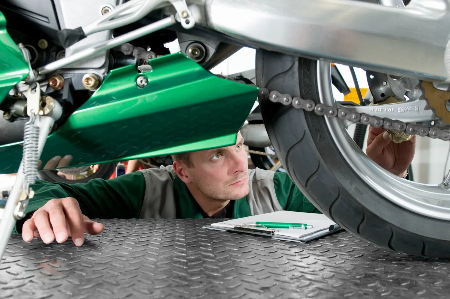 KFZ Gutachter prüft Motorrad