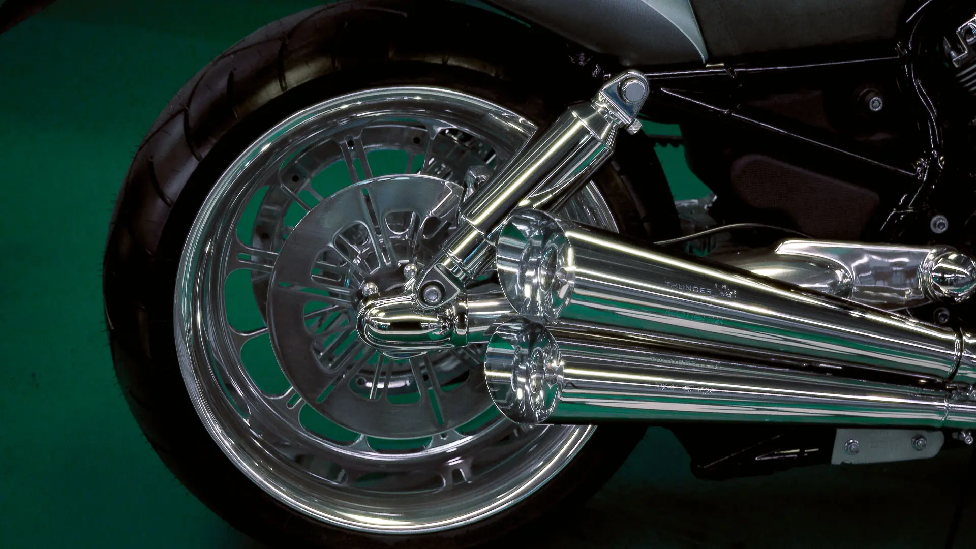 Verchromte Hinterradfelge und Auspuffanlage