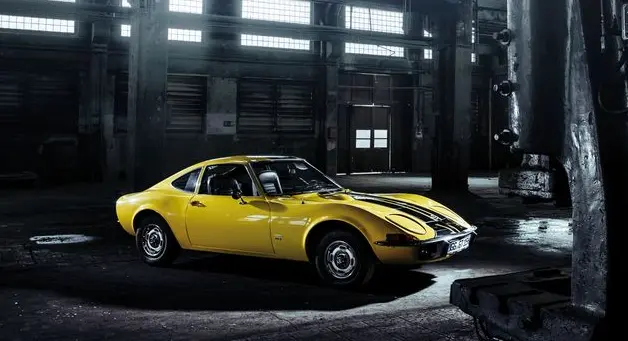 Oldtimer in einer Fabrikhalle Oldtimer in einer Fabrikhalle