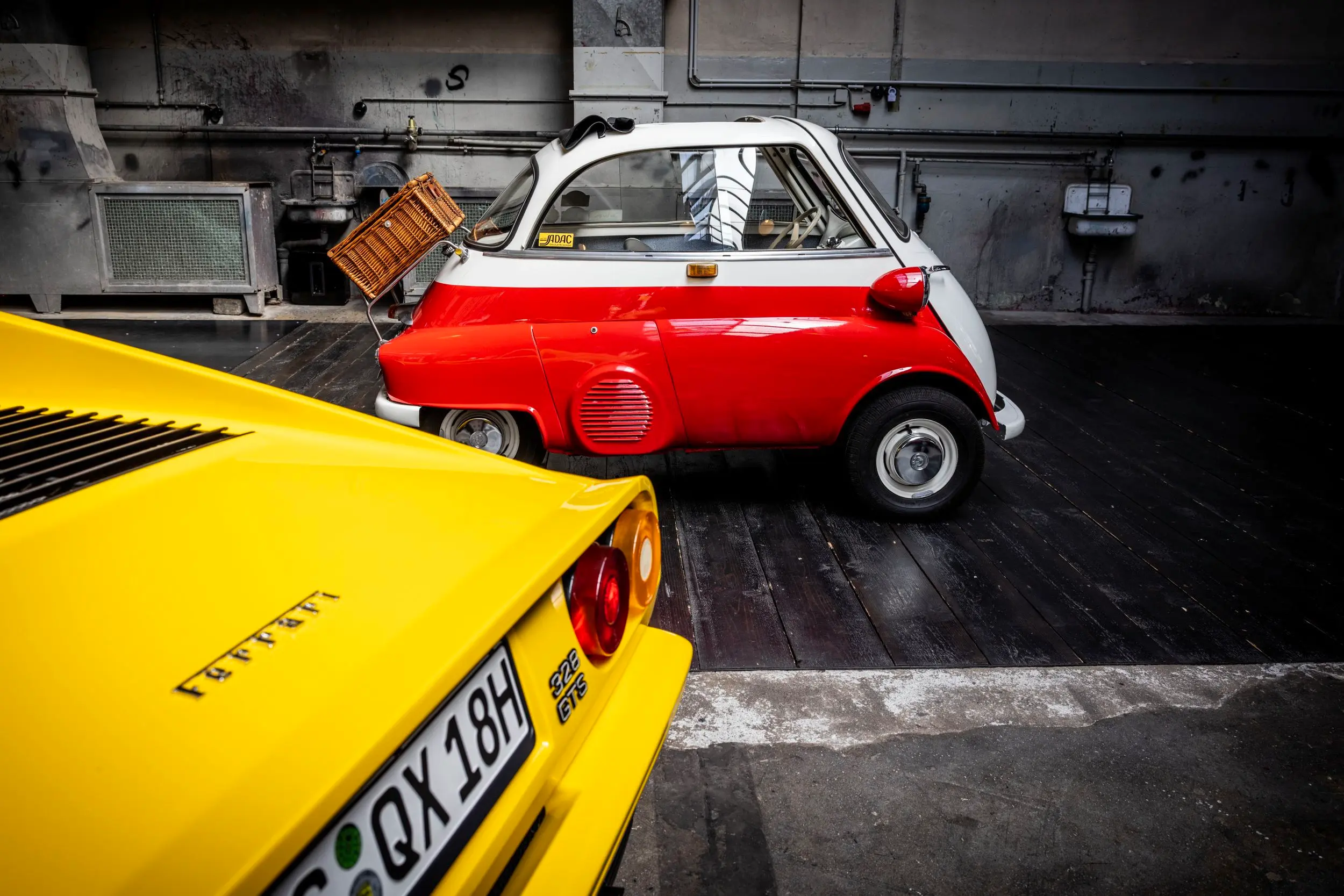 Verchromte Stoßstange eines Oldtimers mit H-Kennzeichen