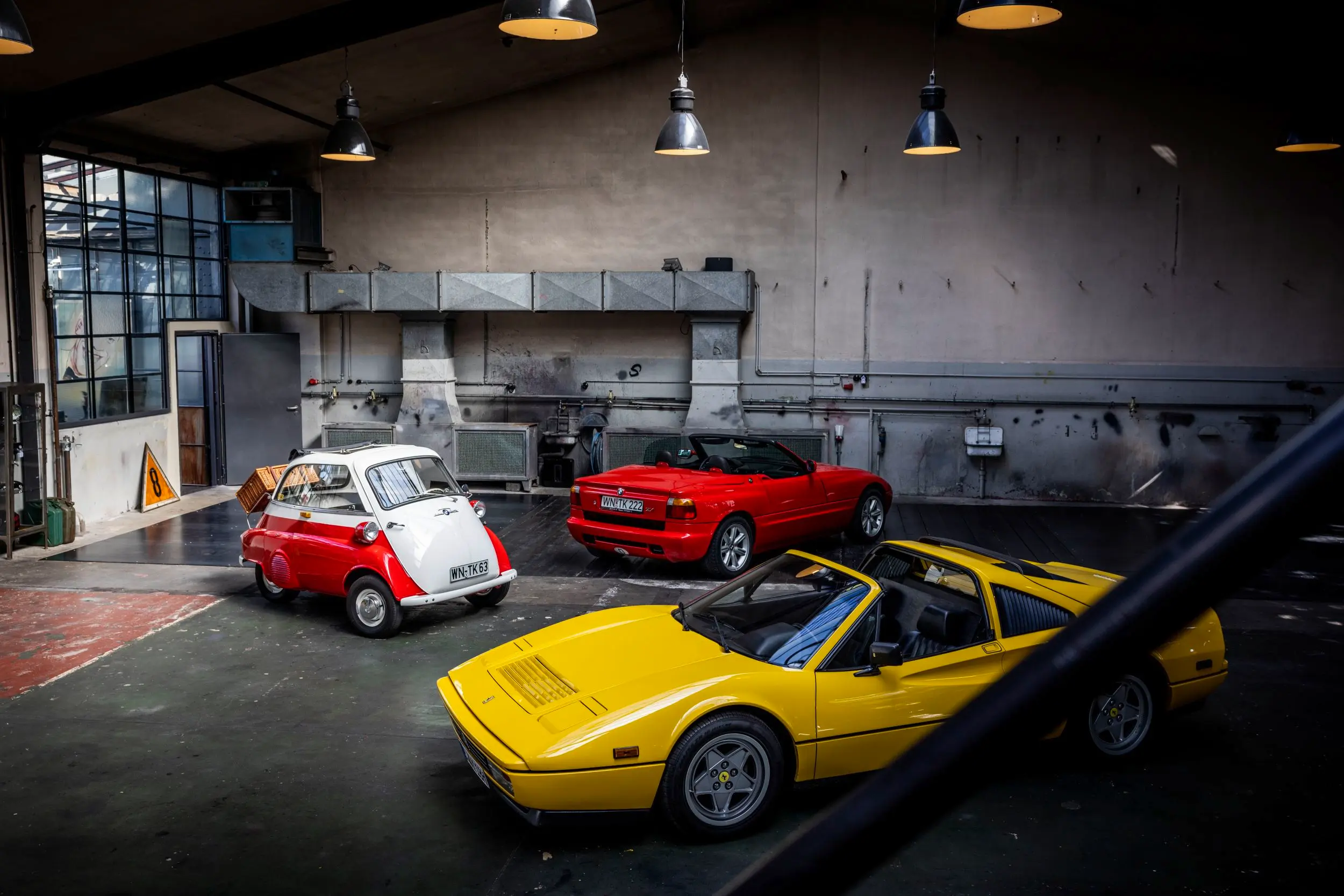 Drei Oldtimer in einer Garage