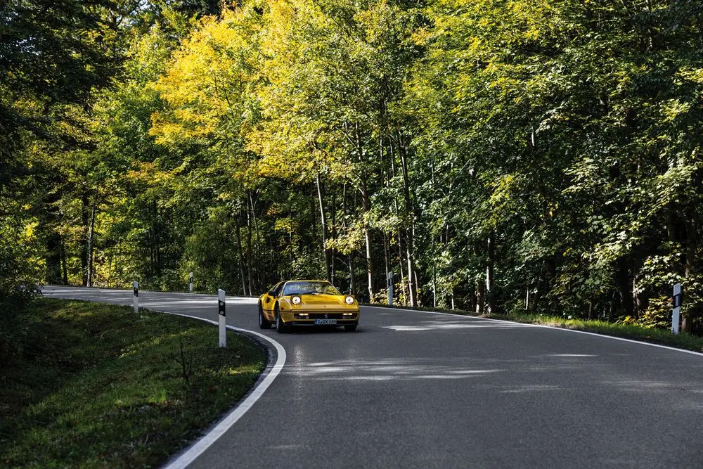Gelber Oldtimer auf der Landstraße Gelber Oldtimer auf der Landstraße
