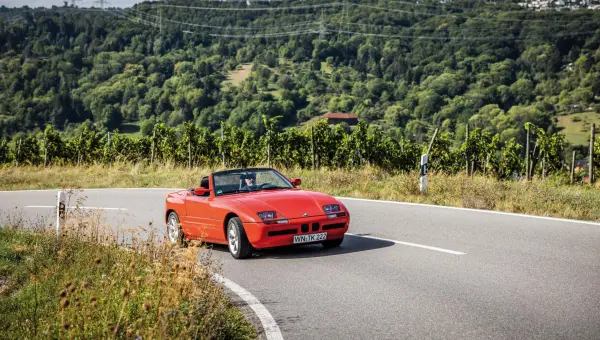 Klassisches Golf-Modell auf einem Feldweg