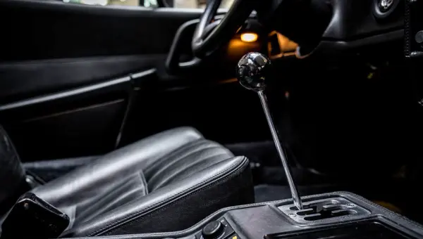 Klassischer Autoinnenraum mit Schalthebel Klassischer Autoinnenraum mit Schalthebel