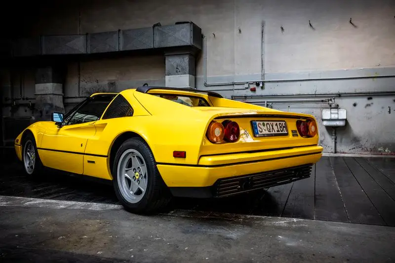 Gelber Oldtimer Ferrari 2024 Gelber Oldtimer Ferrari 2024