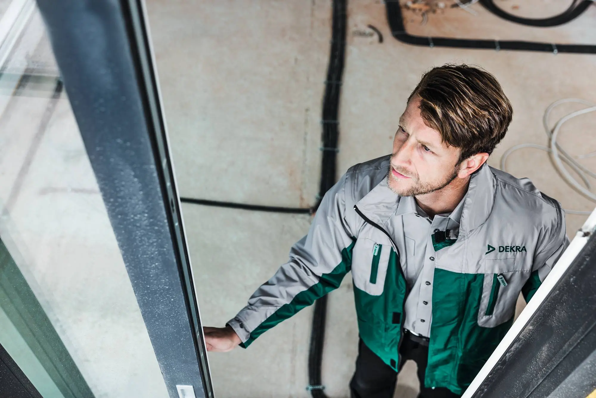 DEKRA Experte begutachtet Fenster