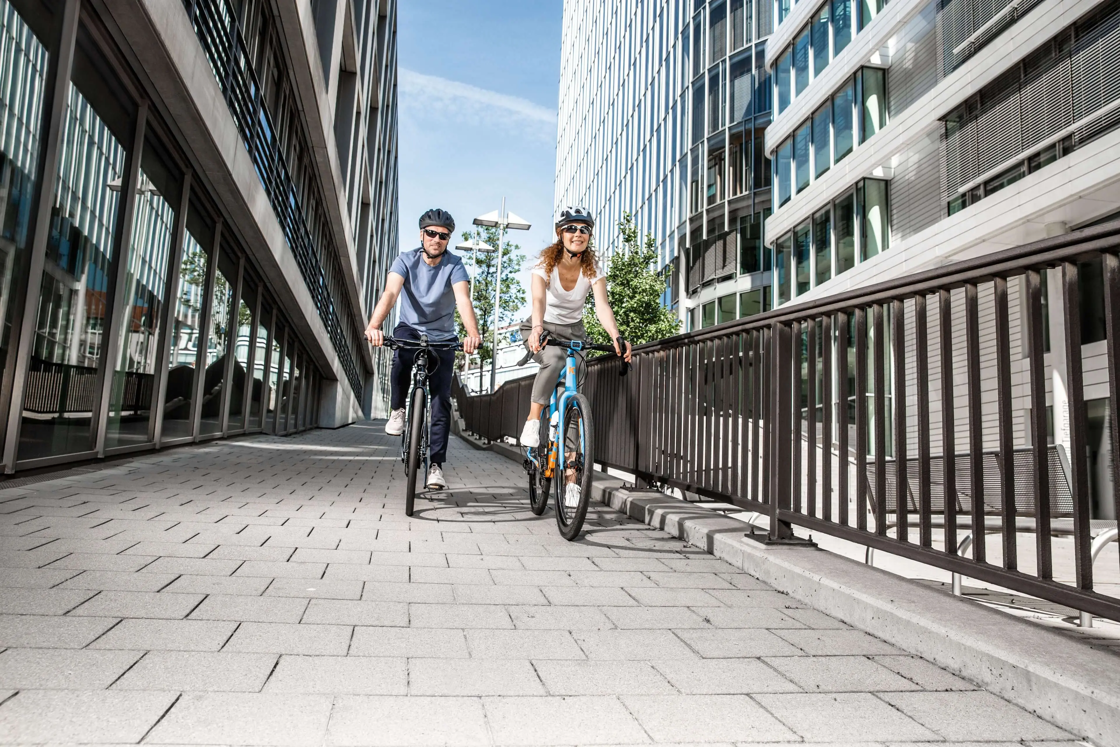 Mann und Frau fahren nebeneinander Fahrrad