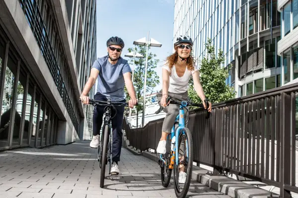 Mann und Frau fahren nebeneinander Fahrrad Mann und Frau fahren nebeneinander Fahrrad