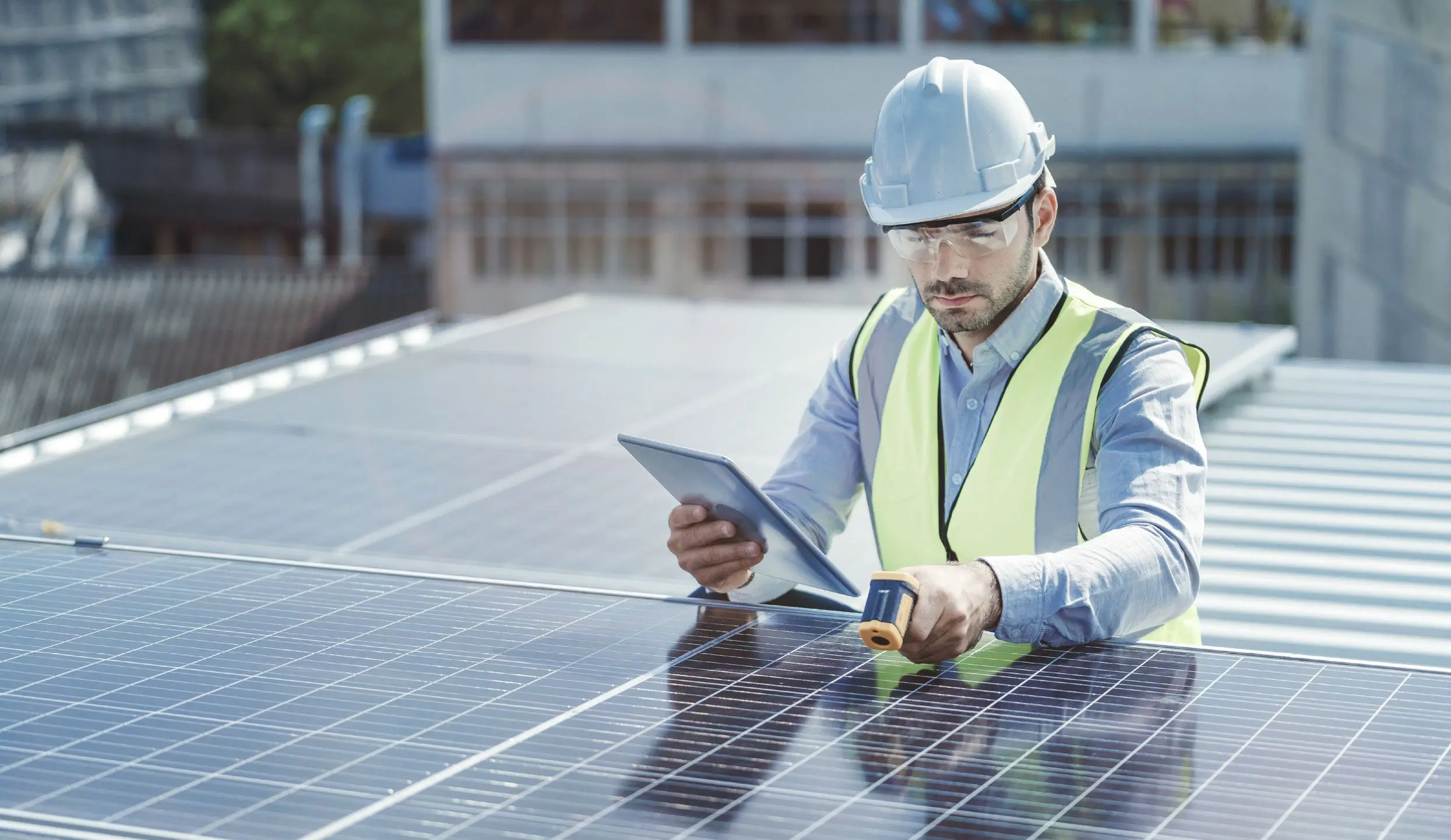 DEKRA Sachverständiger misst Oberflächenwerte eine PV-Anlage