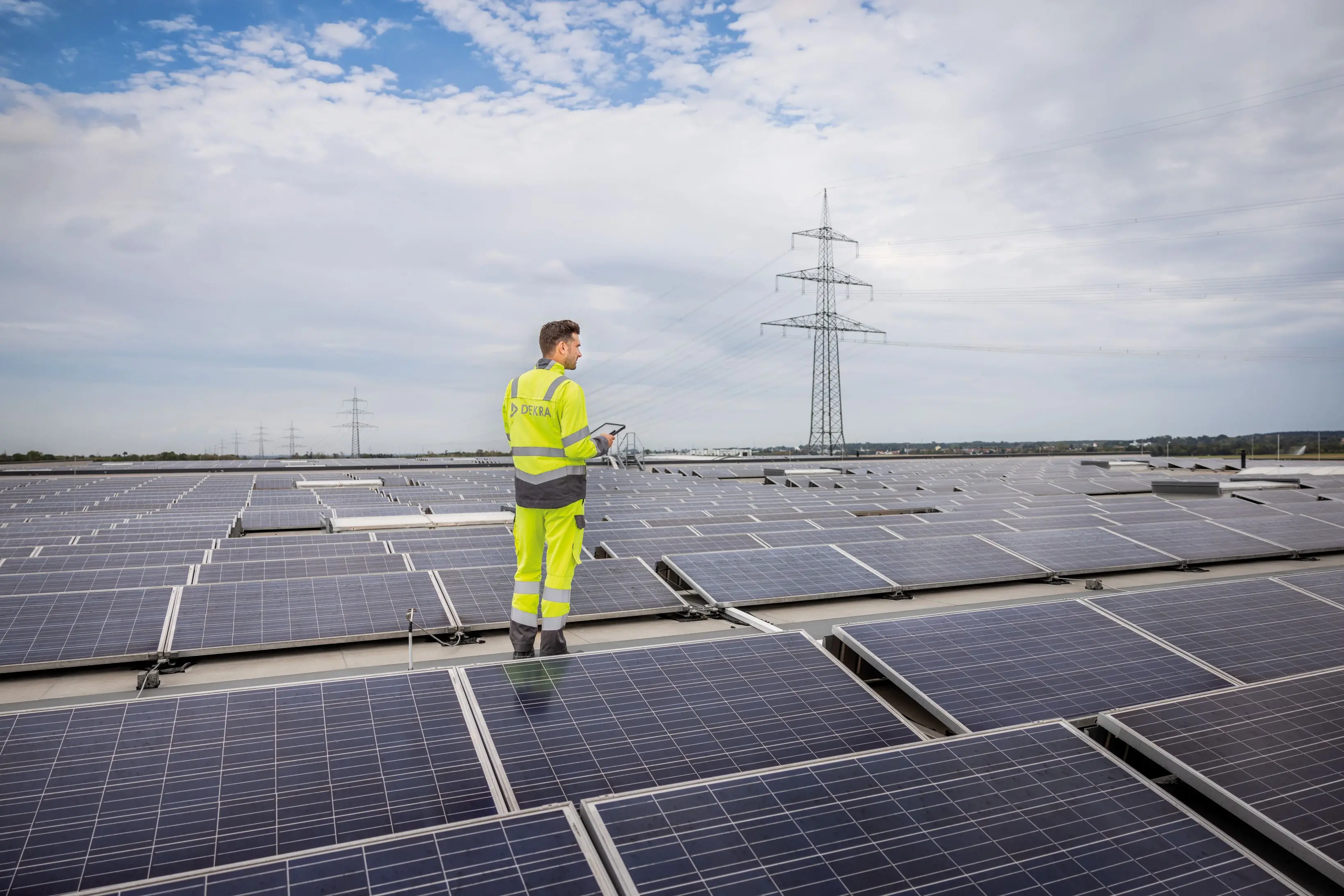 DEKRA Experte untersucht Solaranlage DEKRA Experte untersucht Solaranlage