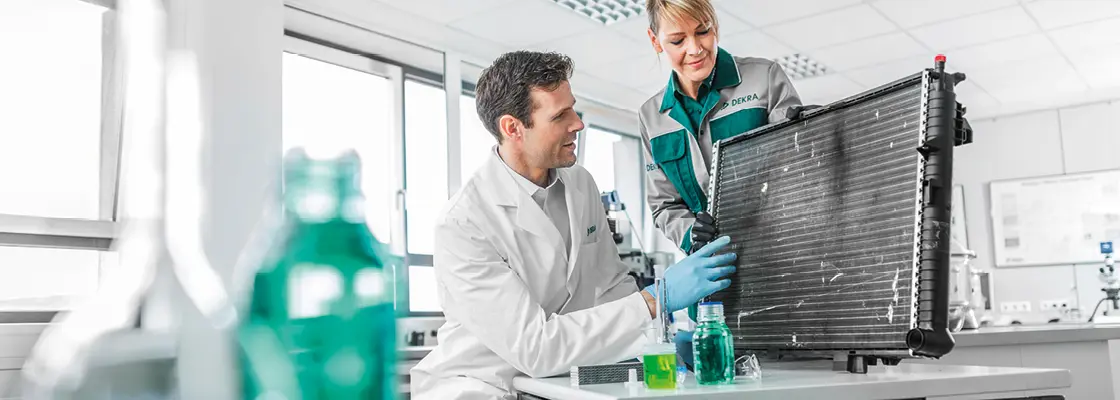 DEKRA Sachverständige prüfen Oberflächenmaterial