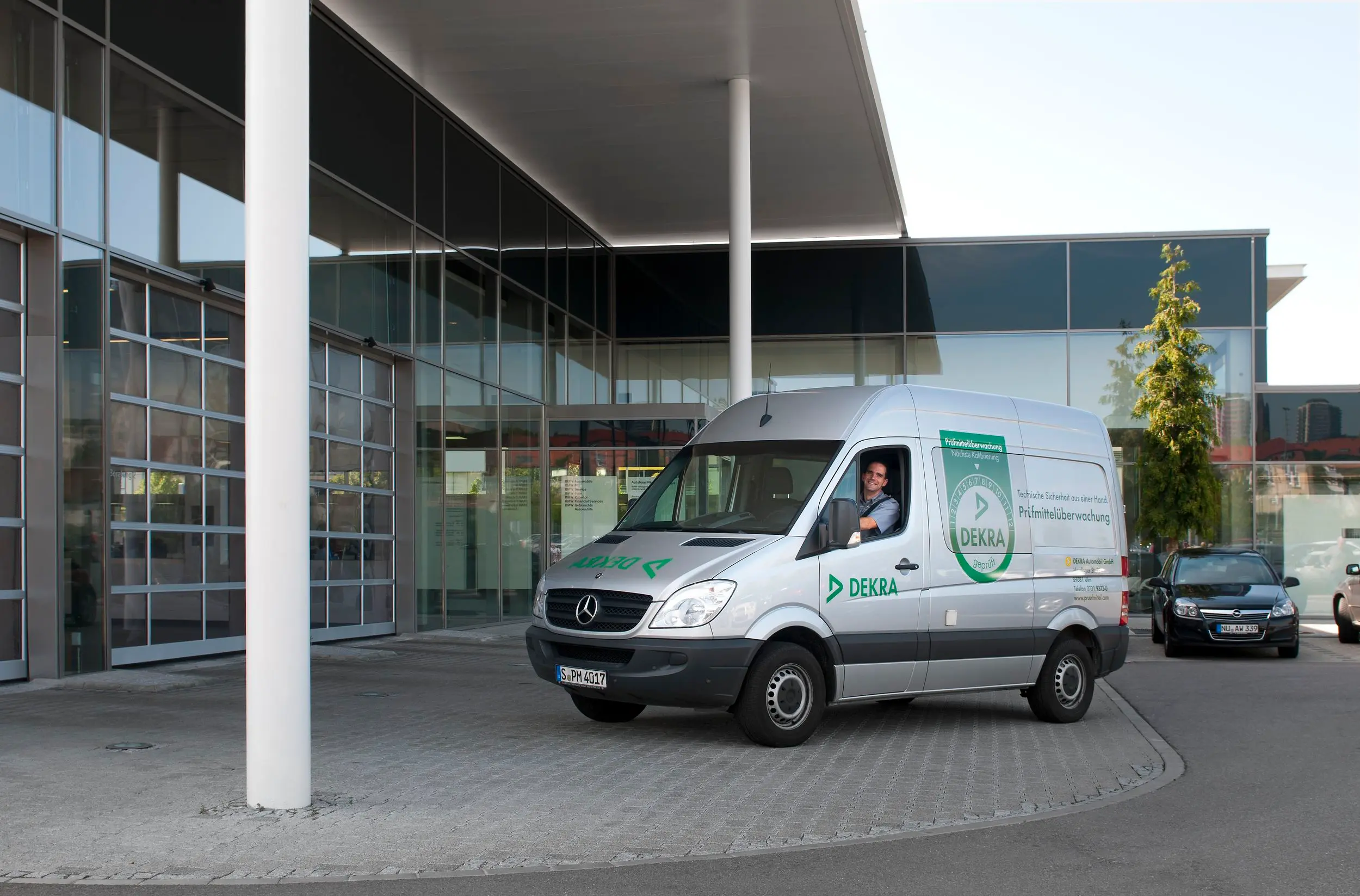 DEKRA Prüfer prüft Prüfmittel