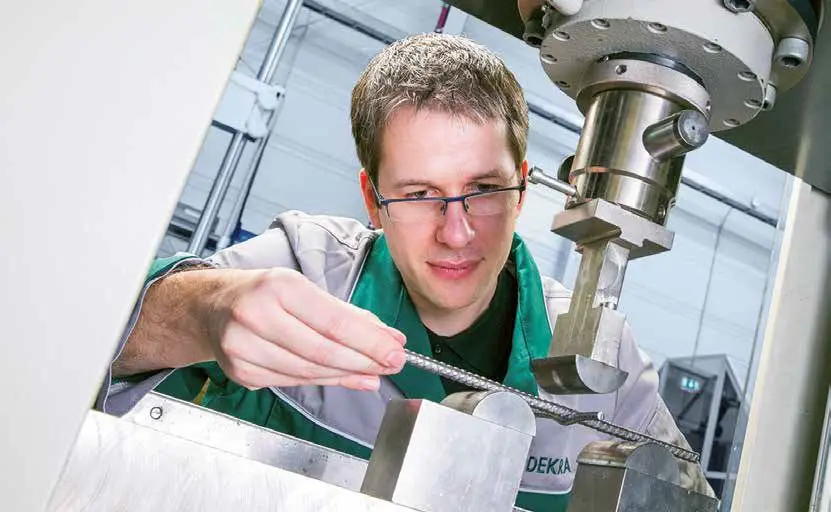 DEKRA Sachverständiger prüft Betonstahlprobe