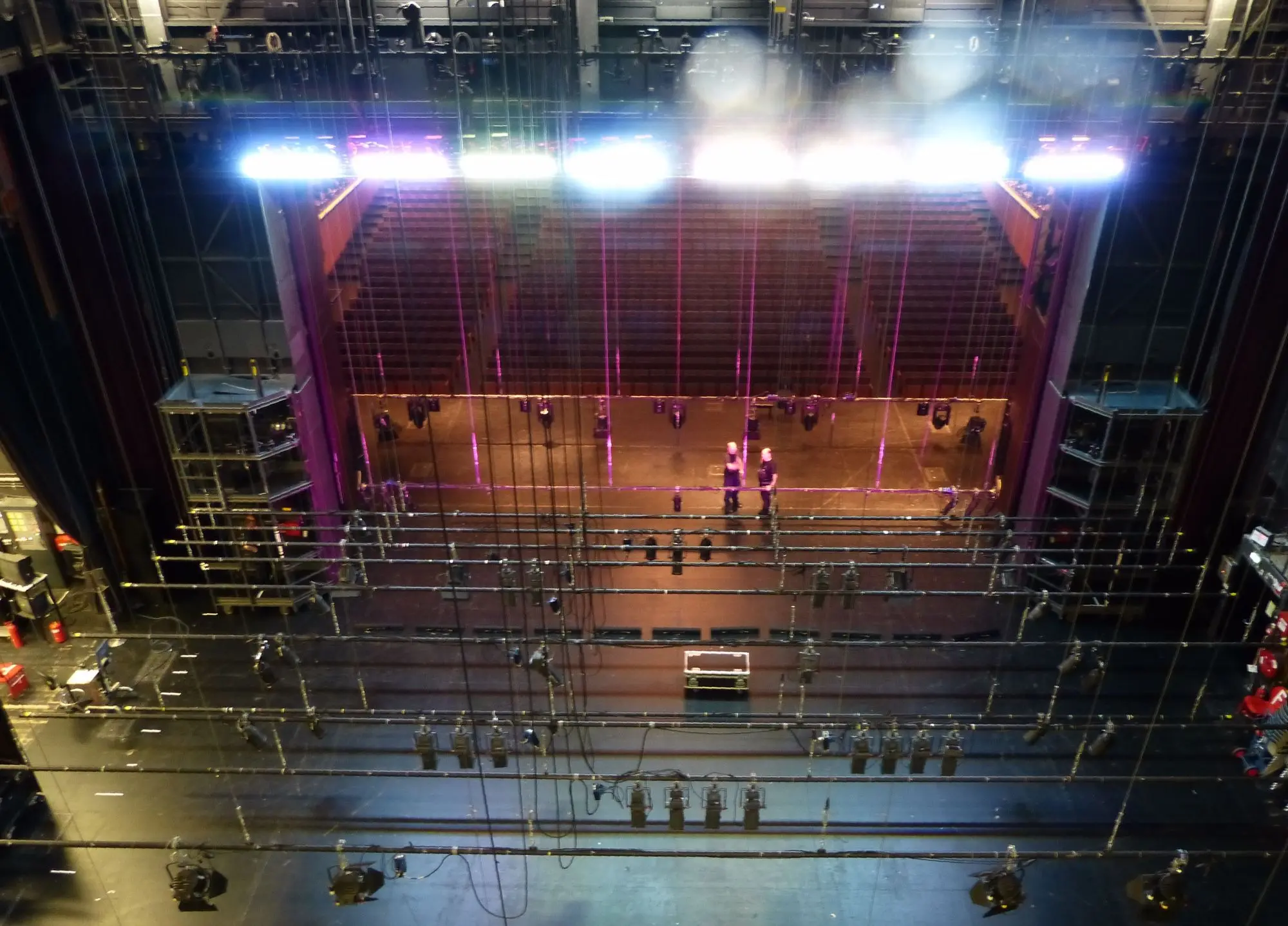 Beleuchtete Veranstaltungsbühne in einem großen Saal