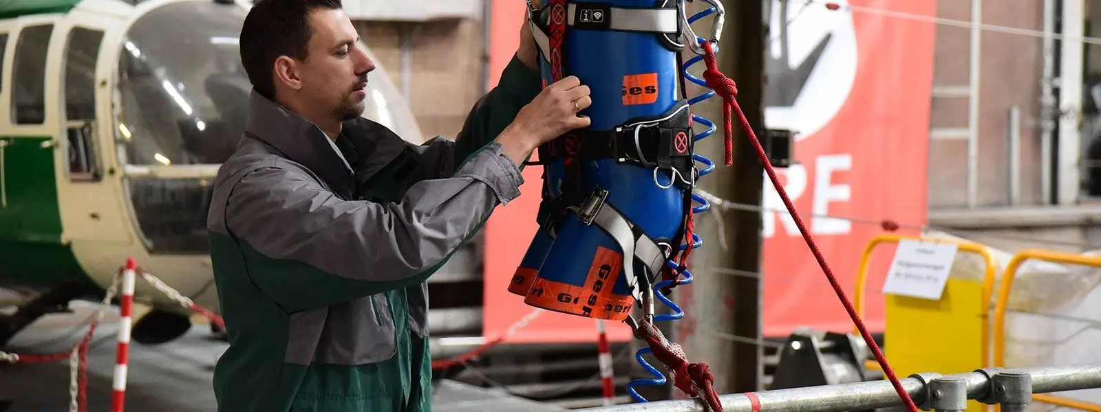 Experte prüft einen Auffanggurt