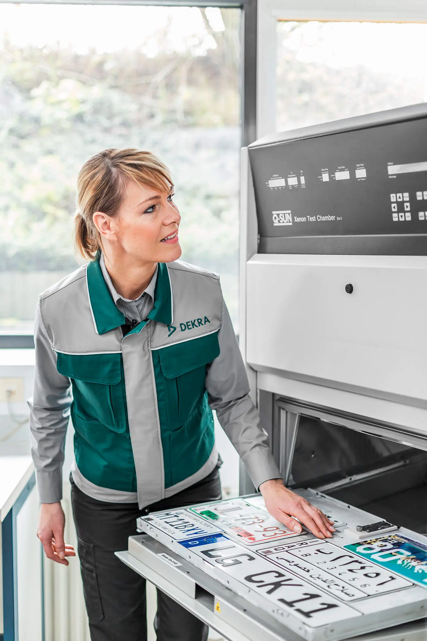 DEKRA Expertin blickt auf Gerätedisplay