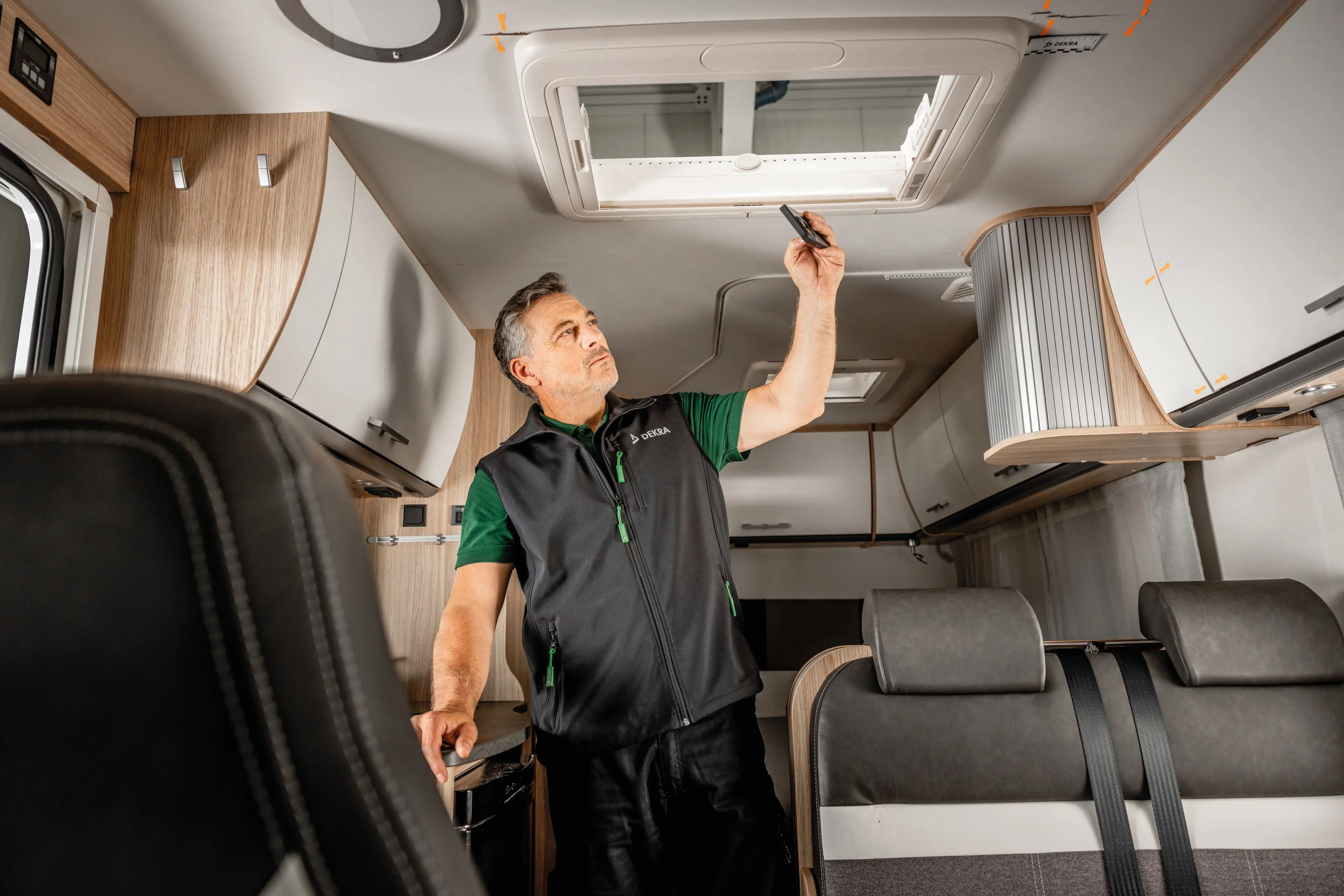 DEKRA Sachverständiger kontrolliert Innenraum von Wohnmobil