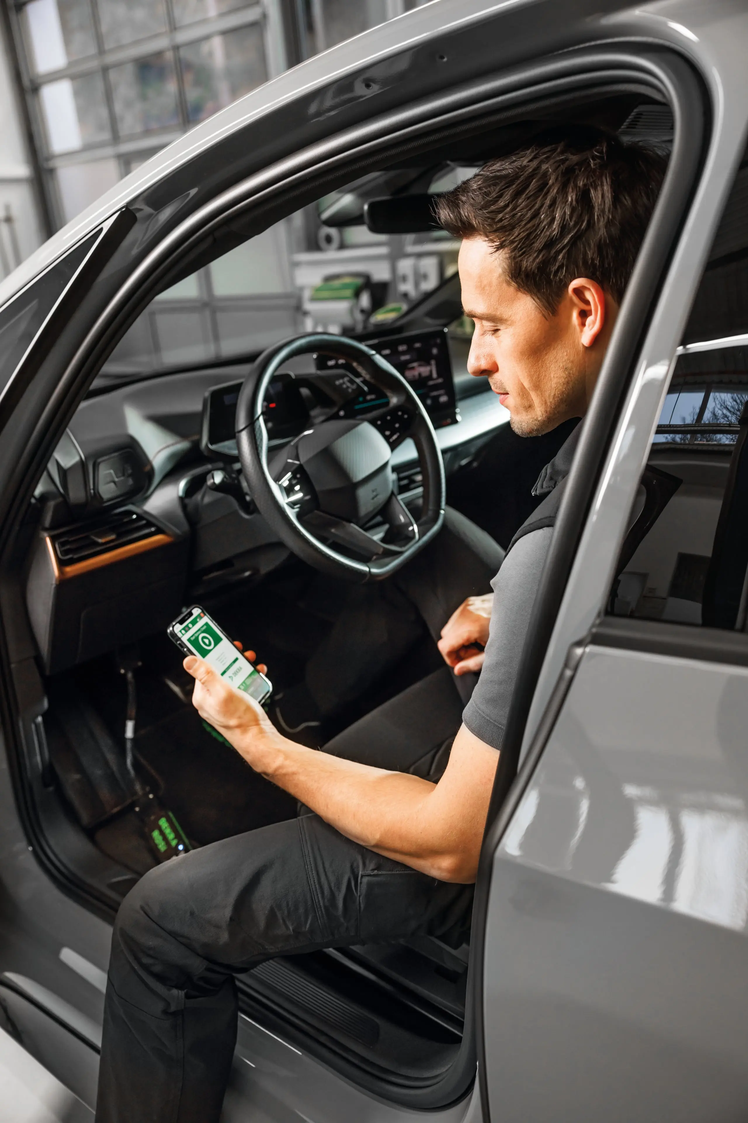 DEKRA Sachverständiger beim Batterie Schnelltest