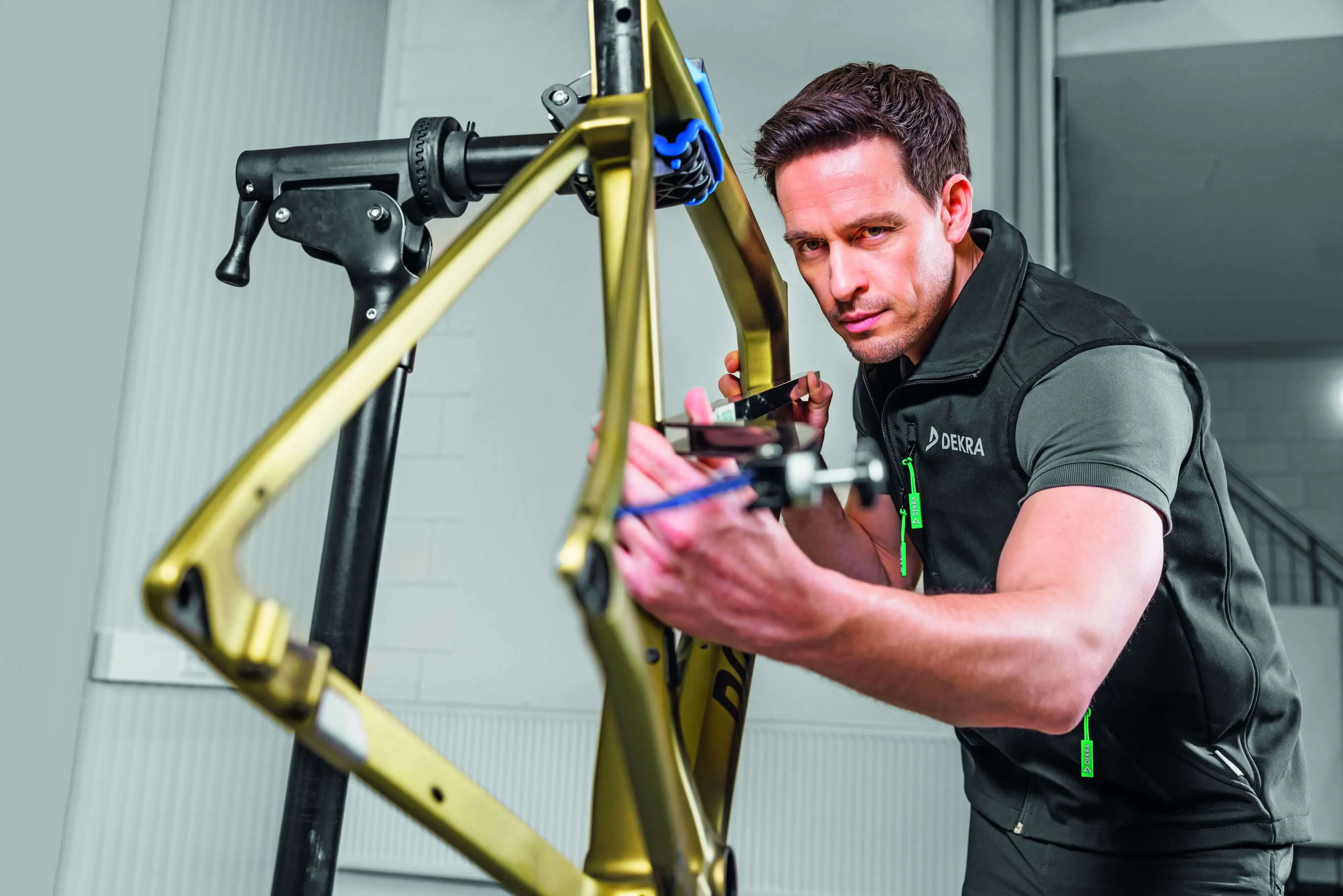 DEKRA Experte begutachtet Fahrrad