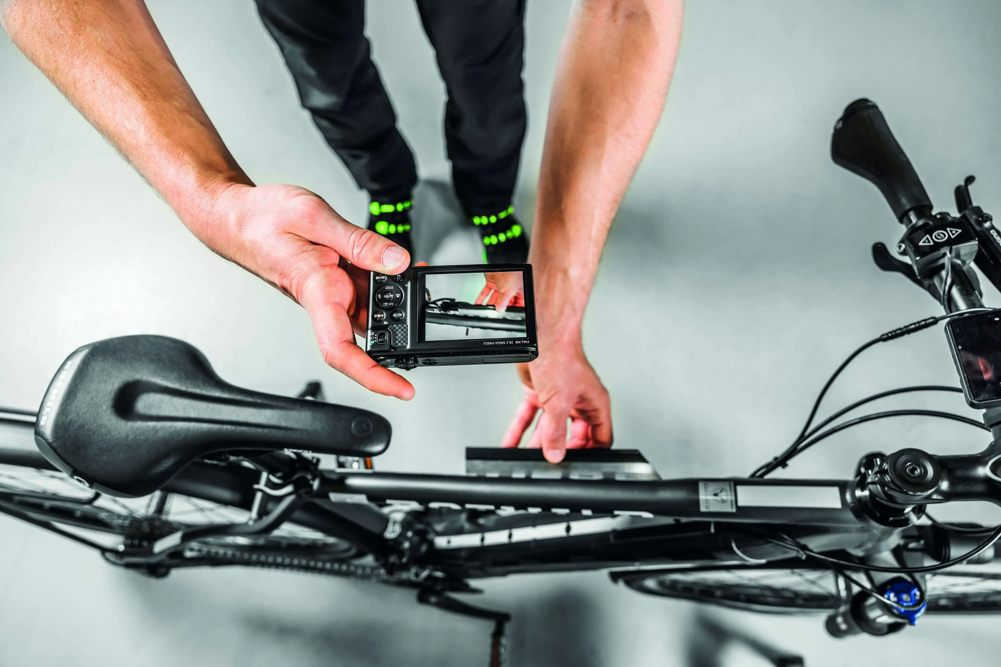 DEKRA Sachverständiger untersucht Fahrradrahmen.