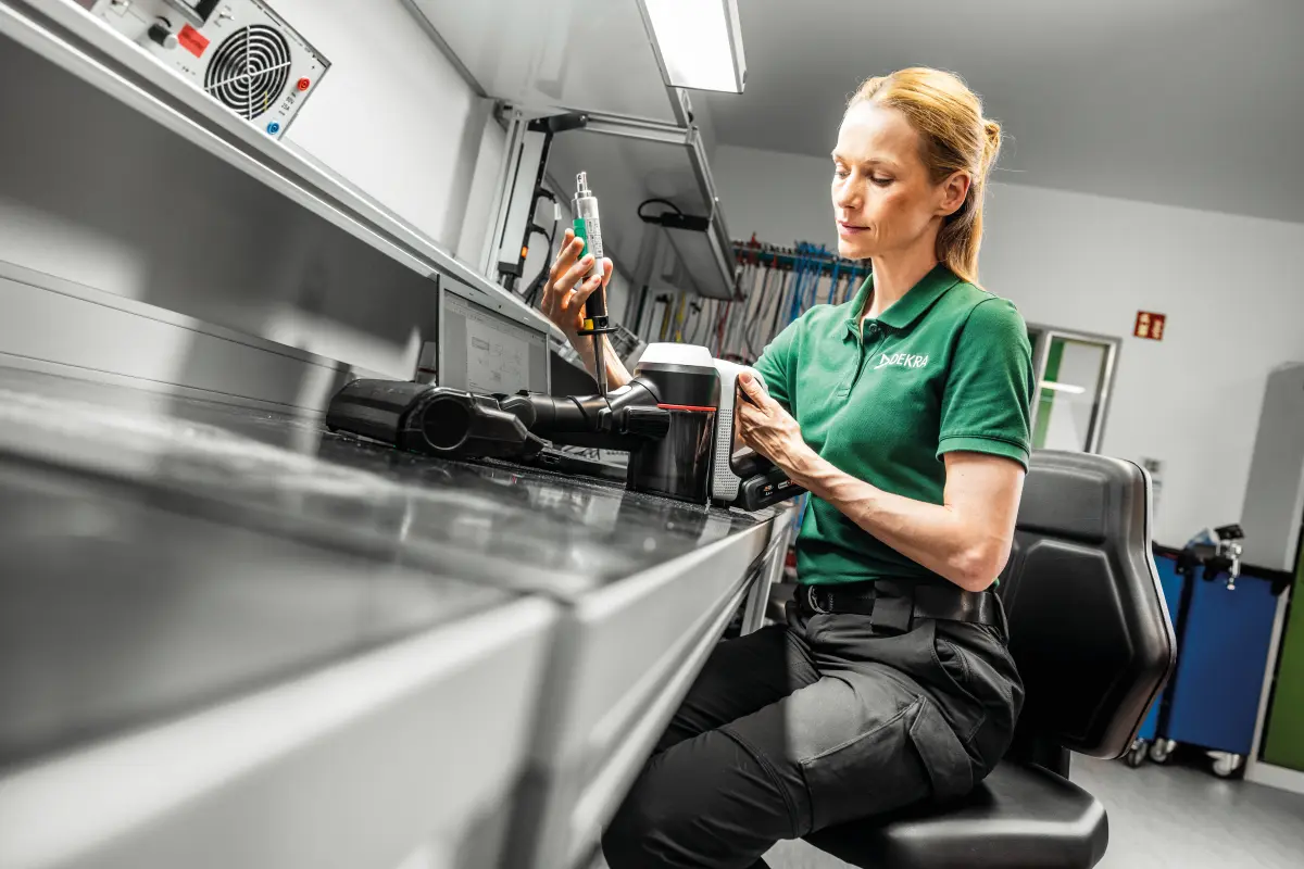 DEKRA Sachverständige prüft elektrisches Haushaltsgerät
