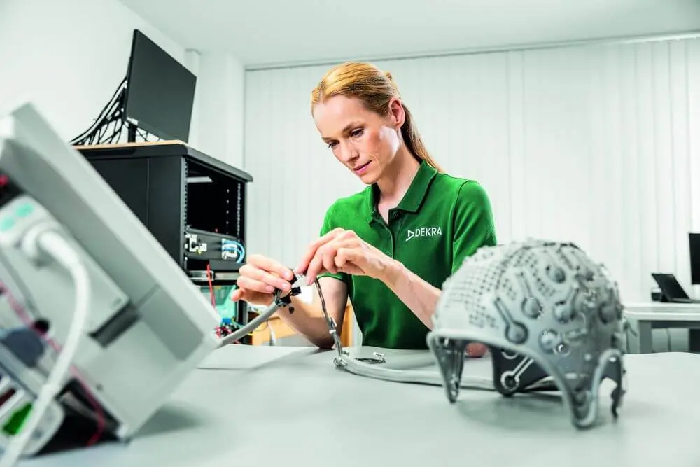 DEKRA Mitarbeiterin prüft aktives Medizinprodukt