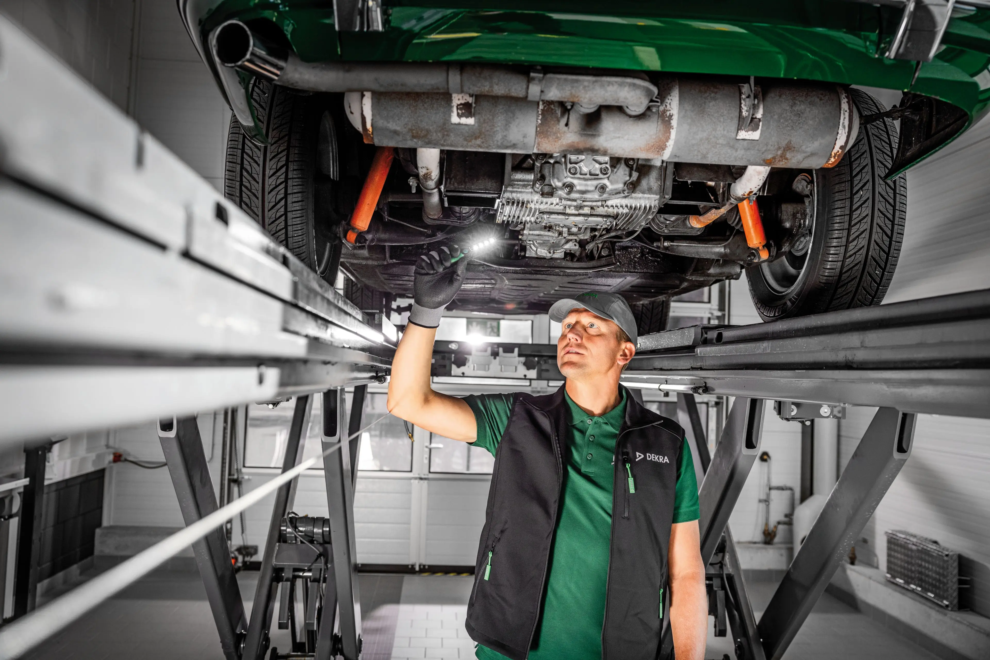 Kfz Pürfingenieur untersucht Auto