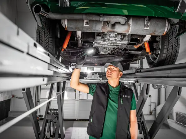 Kfz Pürfingenieur untersucht Auto