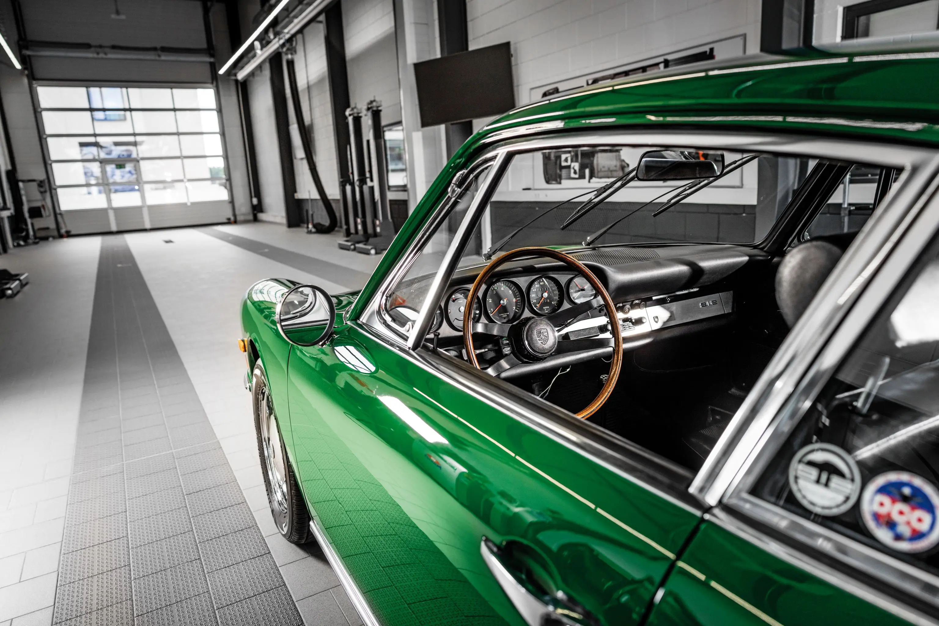 Oldtimer in einer Werkstatt Oldtimer in einer Werkstatt