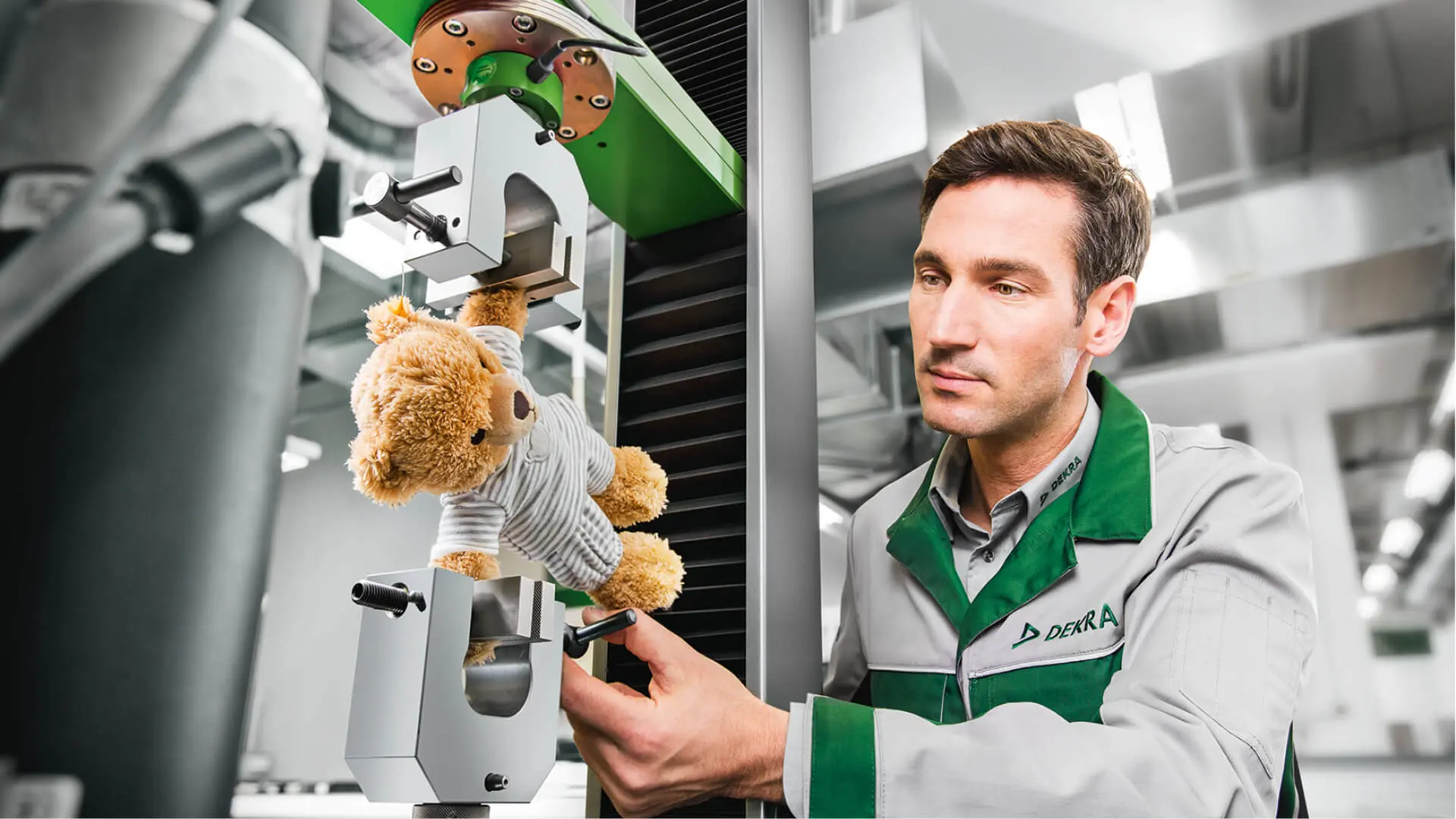 Prüfung eines Teddybärs durch einen DEKRA Mitarbeitenden 