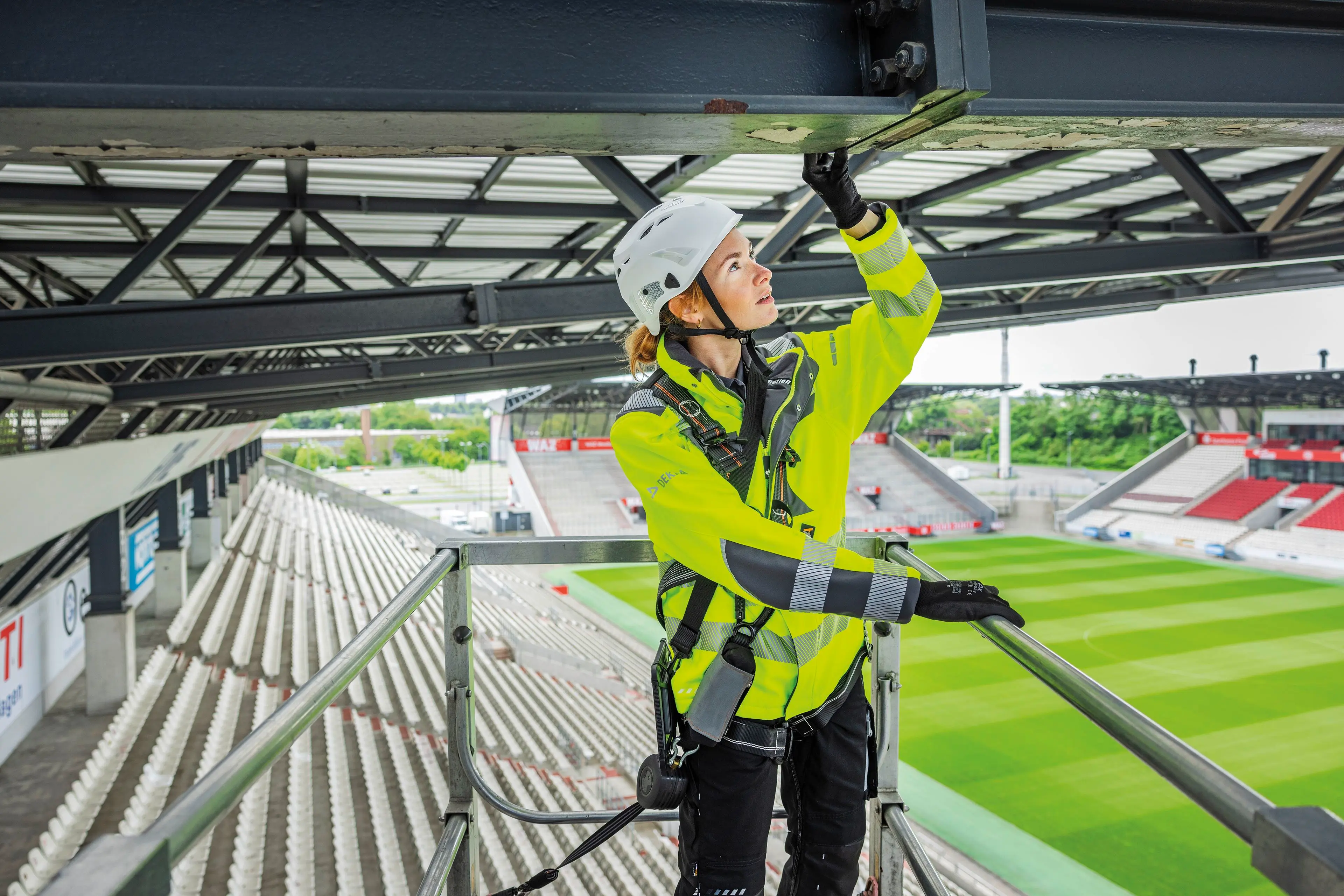 DEKRA Bausachverständiger prüft die Dachkonstruktion im Stadion