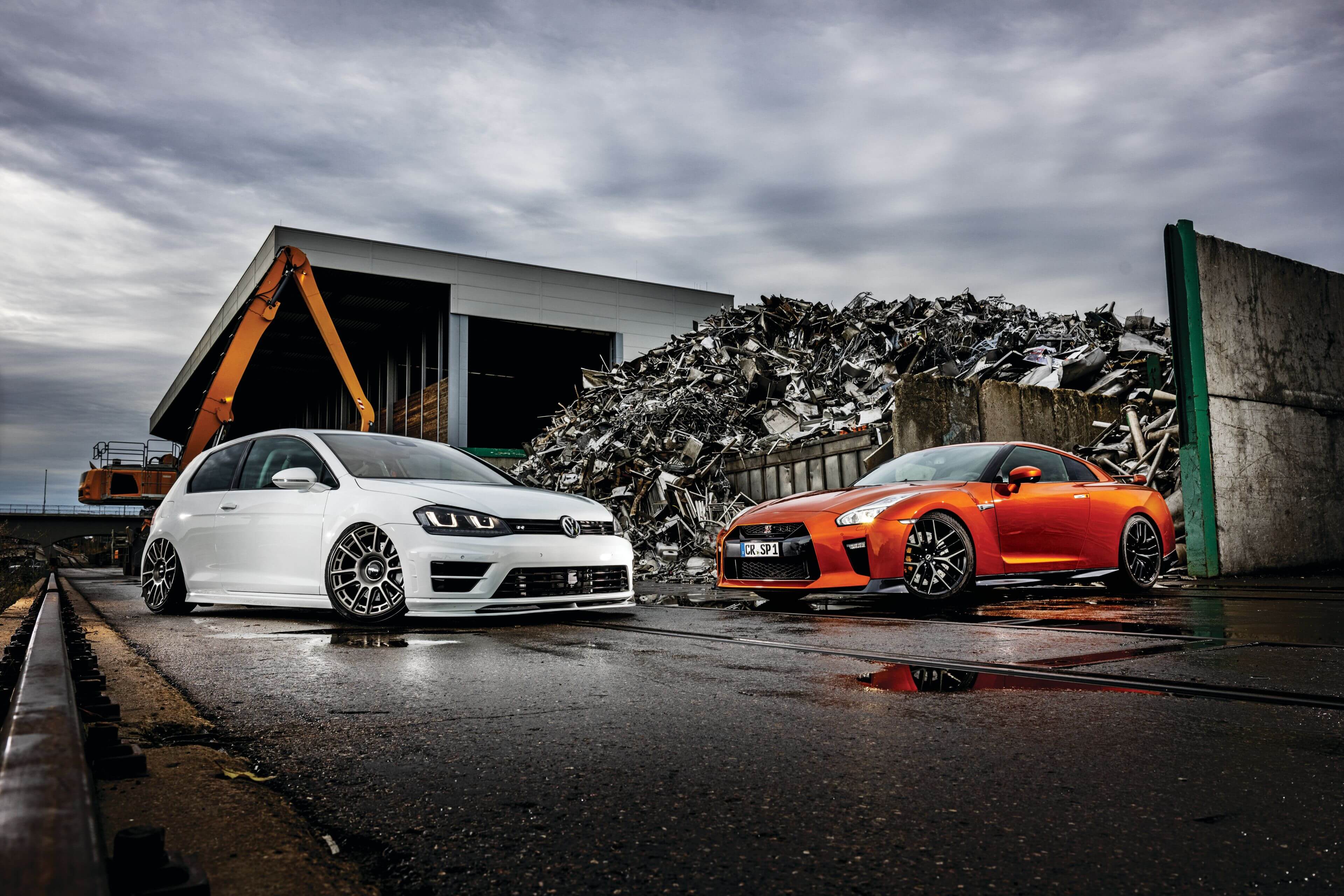 Getunte Autos auf einem Platz