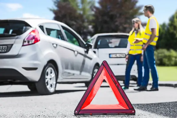 Unfallteilnehmer begutachten Schaden