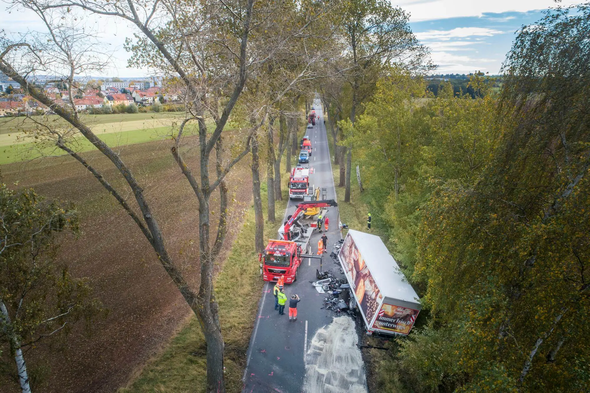 Unfallszene von oben - DEKRA Sachverständige im Einsatz