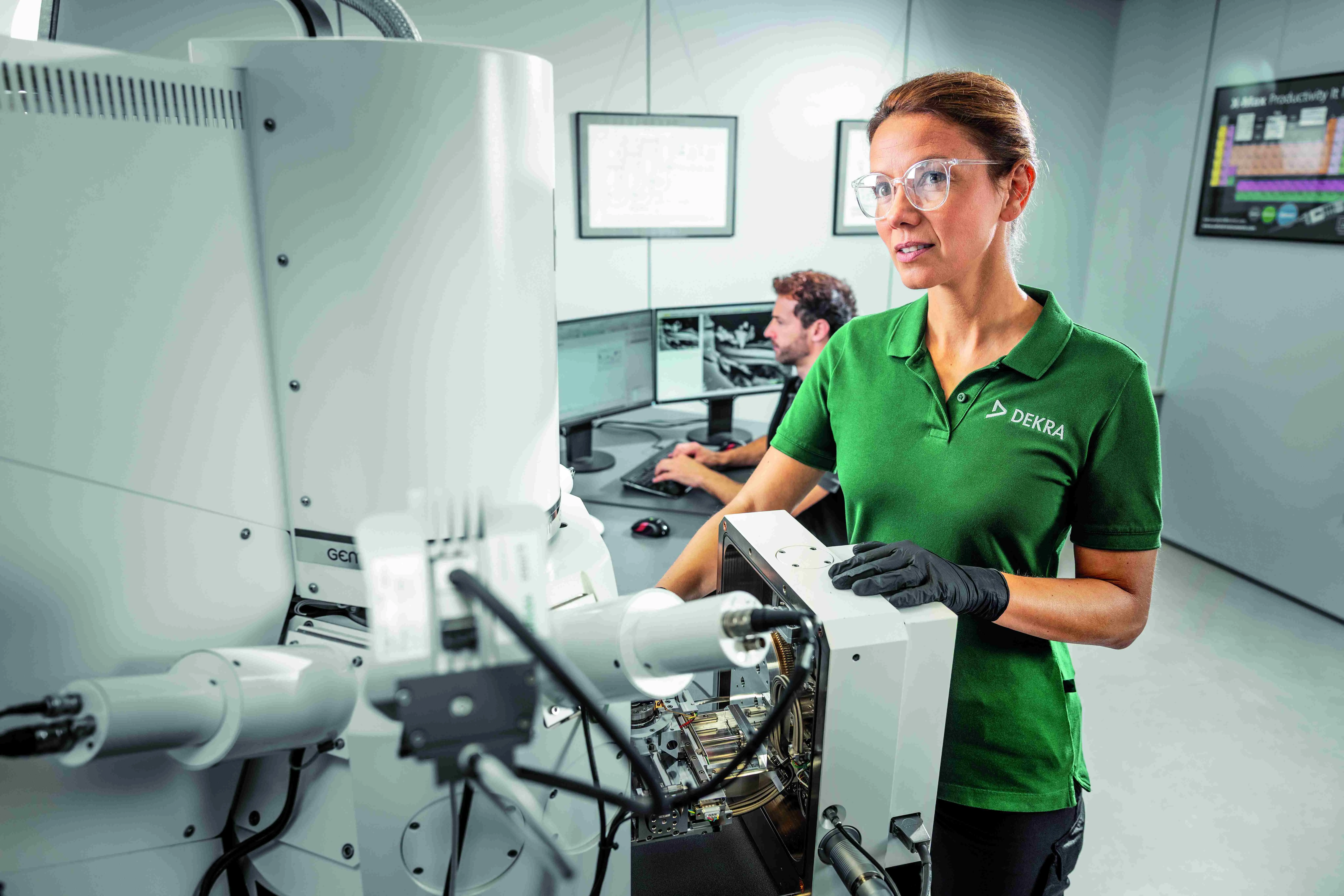 DEKRA Labor-Expertin analysiert Asbestprobe am Rasterelektronenmikroskop (REM/EDX)