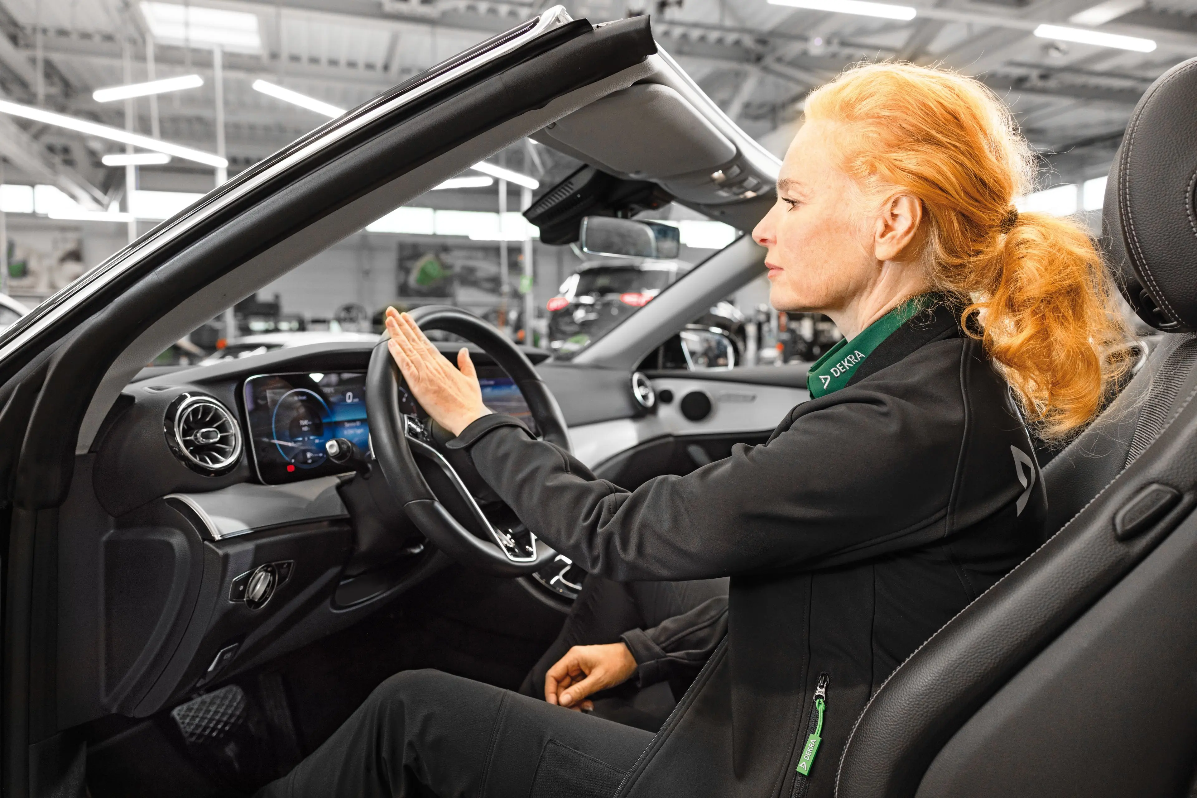 DEKRA Experte sitzt in Auto