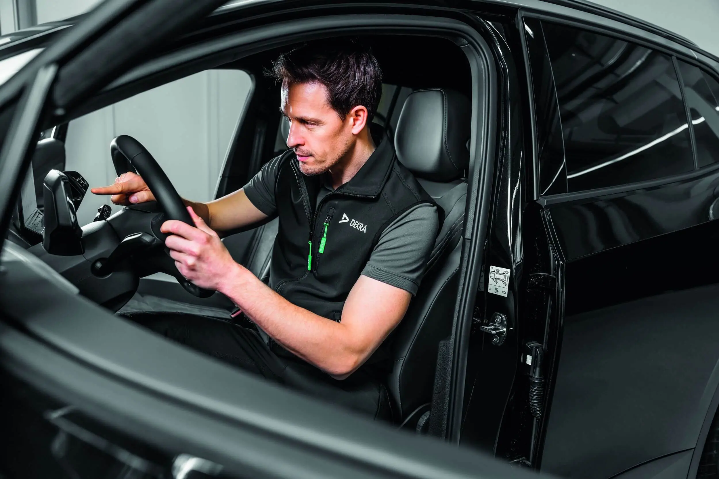 DEKRA Sachverständiger bei der Erstellung eines Fahrzeugzustandsberichts