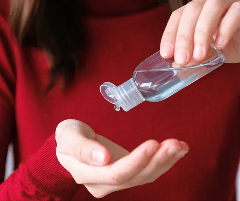 Beispielbild: Hände einer Person, die ein Handdesinfektionsmittel aufträgt.