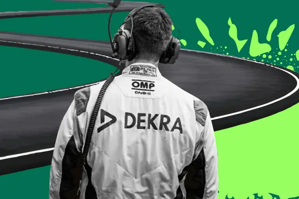 Technischer Kommissar von DEKRA vor einer Rennstrecke Technischer Kommissar von DEKRA vor einer Rennstrecke