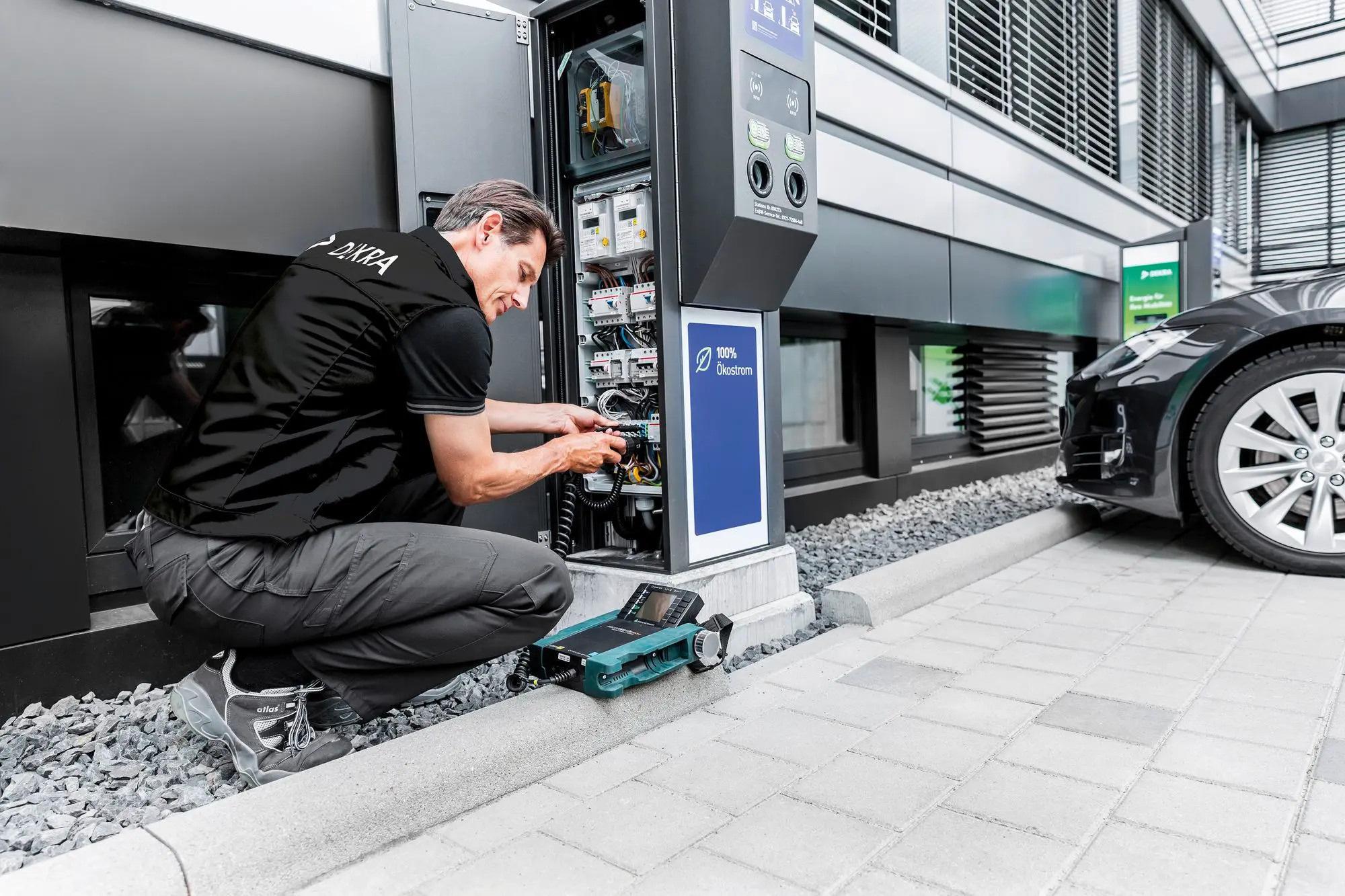 DEKRA Experte prüft E-Ladesäule