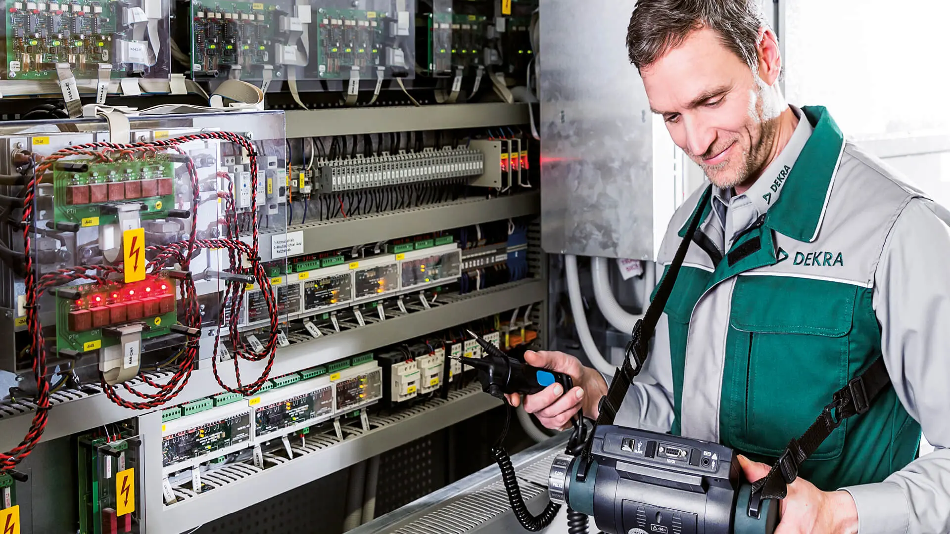 DEKRA deckt einer der größten Bandbreiten in der TIC-Branche (Testing, Inspection, Certification) ab und ist auf Prüfungen von elektrischen und elektronischen Produkte spezialisiert.