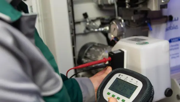 DEKRA Expertin prüft elektrostatische Eigenschaften für den Explosionsschutz